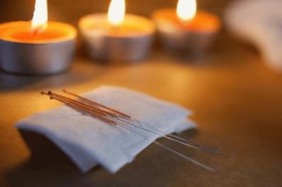Agulhas de acupuntura com velas
